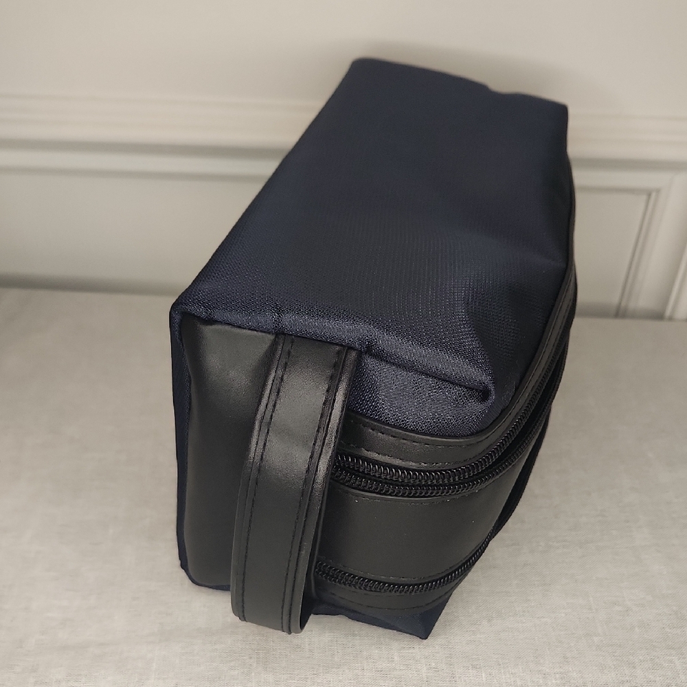 Dior Navy and Black Toiletry Bag - Picture 5 of 5
